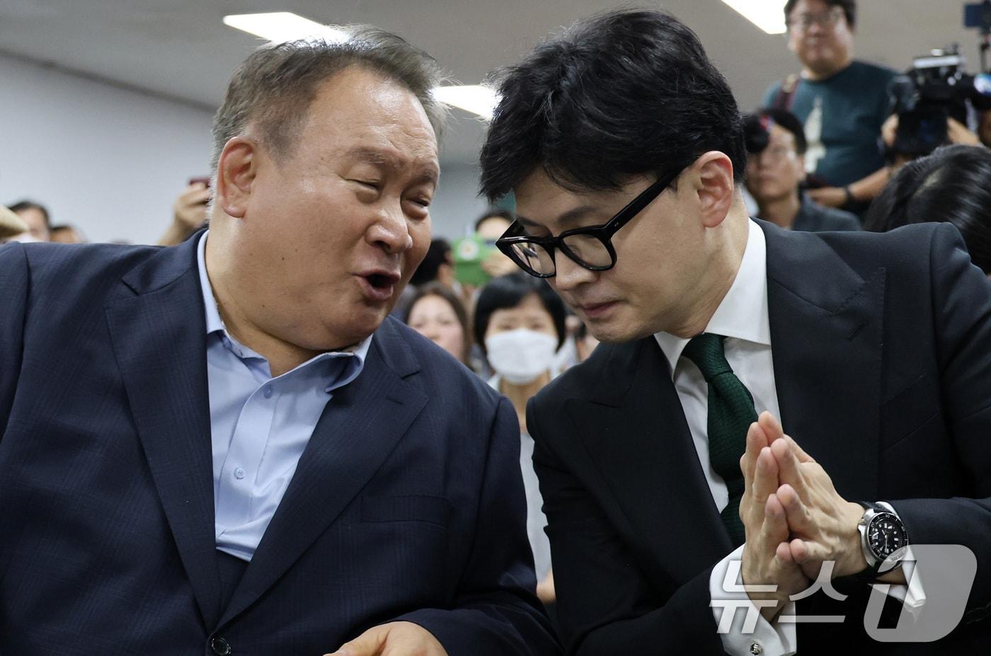 본문 이미지 - 한동훈 전 국민의힘 대표가 지난해 8월 27일 대전시당 이전 개소식에 참석해 고(故) 이상민 전 의원과 대화하고 있다. 2024.8.27/뉴스1 ⓒ News1 김기태 기자