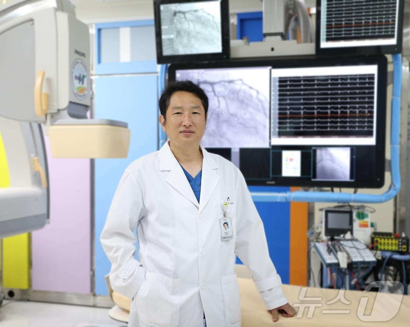 본문 이미지 - 강원권역심뇌혈관질환센터장에 임명된 강원대병원 심장내과 이봉기 교수.&#40;강원대병원 제공&#41;