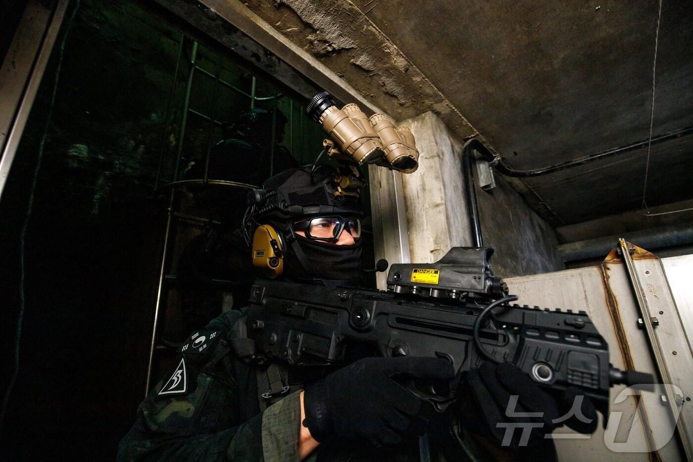 27일 53사단 군사경찰대 장병이 해운대공동구 태러대응 훈련 중 지하시설 내부로 침투한 적에 대한 작전을 실시하고 있다.(육군 제53보병사단 제공)