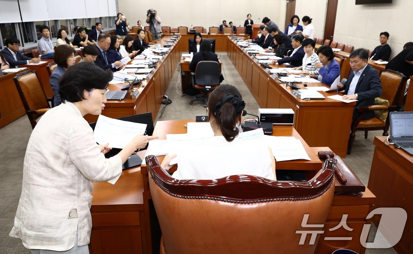 본문 이미지 - 강선우 보건복지위원회 법안심사제1소위원장이 27일 오후 서울 여의도 국회에서 열린 간호법 관련 법안심사제1소위원회에서 회의 시작에 앞서 자료를 살피고 있다. 2024.8.27/뉴스1 ⓒ News1 김민지 기자