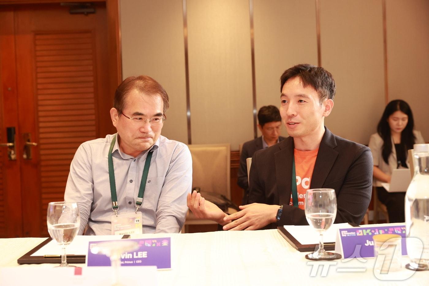 27일 싱가포르 진출기업들은 싱가포르 콘래드 오차드 호텔에서 열린 K-Innovation Day 행사 일환으로 열린 '재외공관 간담회에 참석했다. 왼쪽부터 이관호 쎄슬프라이머스 대표, 서정환 식파마 대표. (중소벤처기업부 제공) 