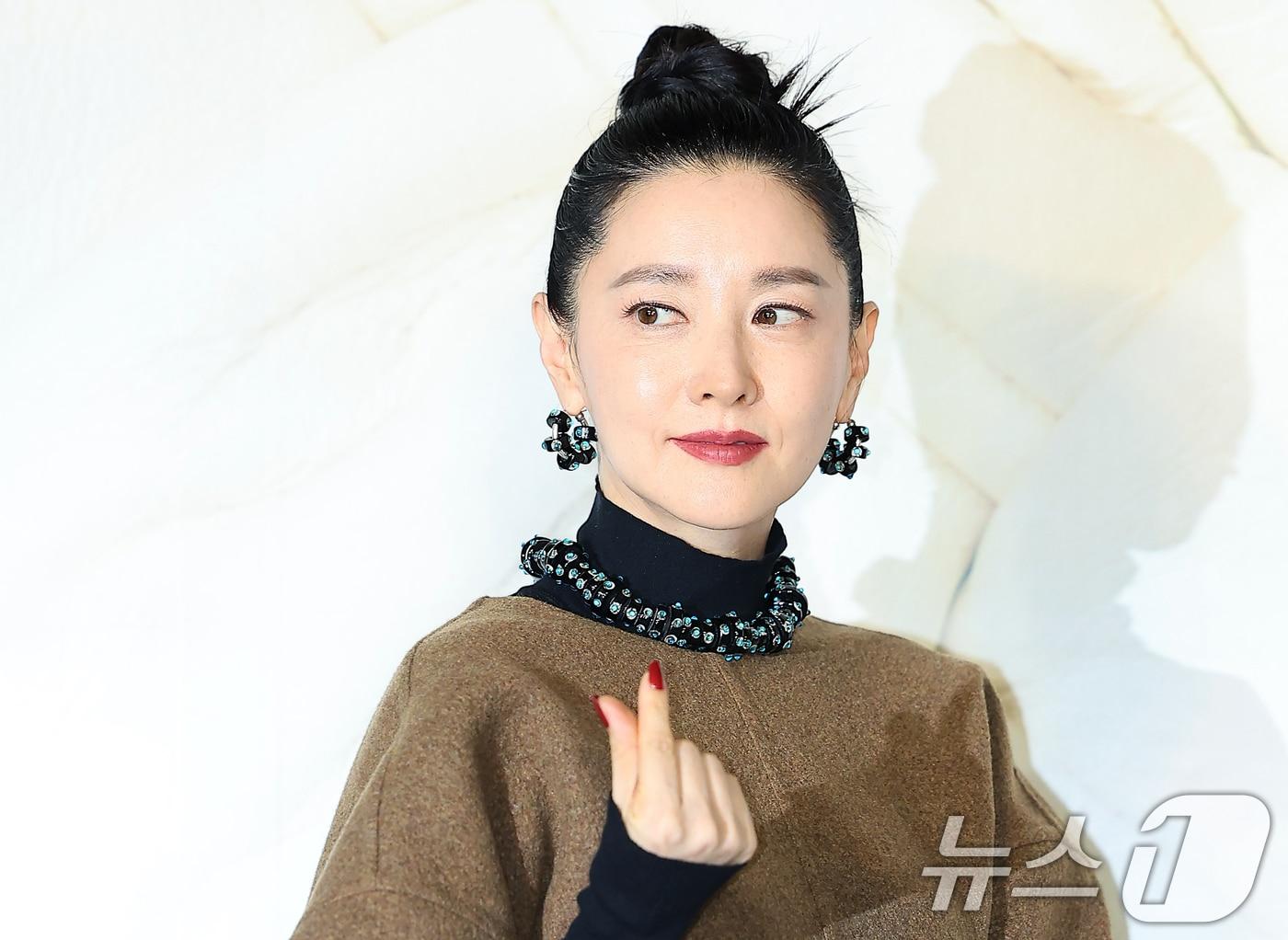 본문 이미지 - 배우 이영애가 지난 8월27일 오후 서울 성동구 XYZ SEOUL에서 열린 한 이탈리안 럭셔리 패션 브랜드의 포토콜 행사에 참석해 포즈를 취하고 있다./뉴스1 ⓒ News1 김진환 기자