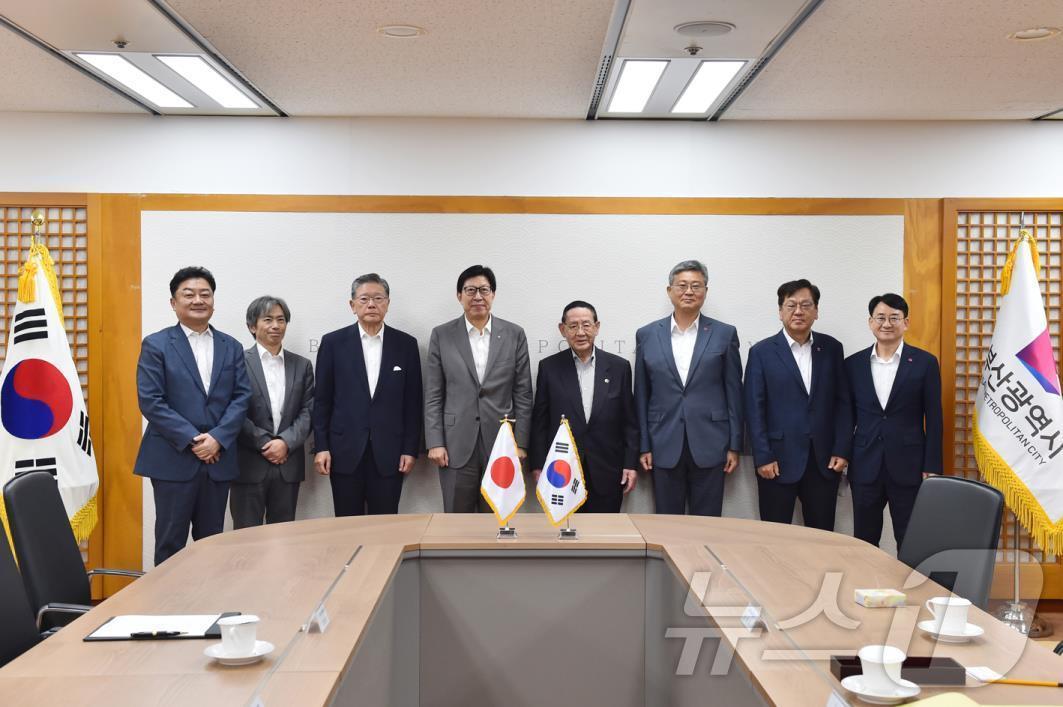 본문 이미지 - 부산시와 일본 나라현 한일친선협회 관계자들이 부산시청에서 기념사진을 찍고 있다(부산시청 제공)