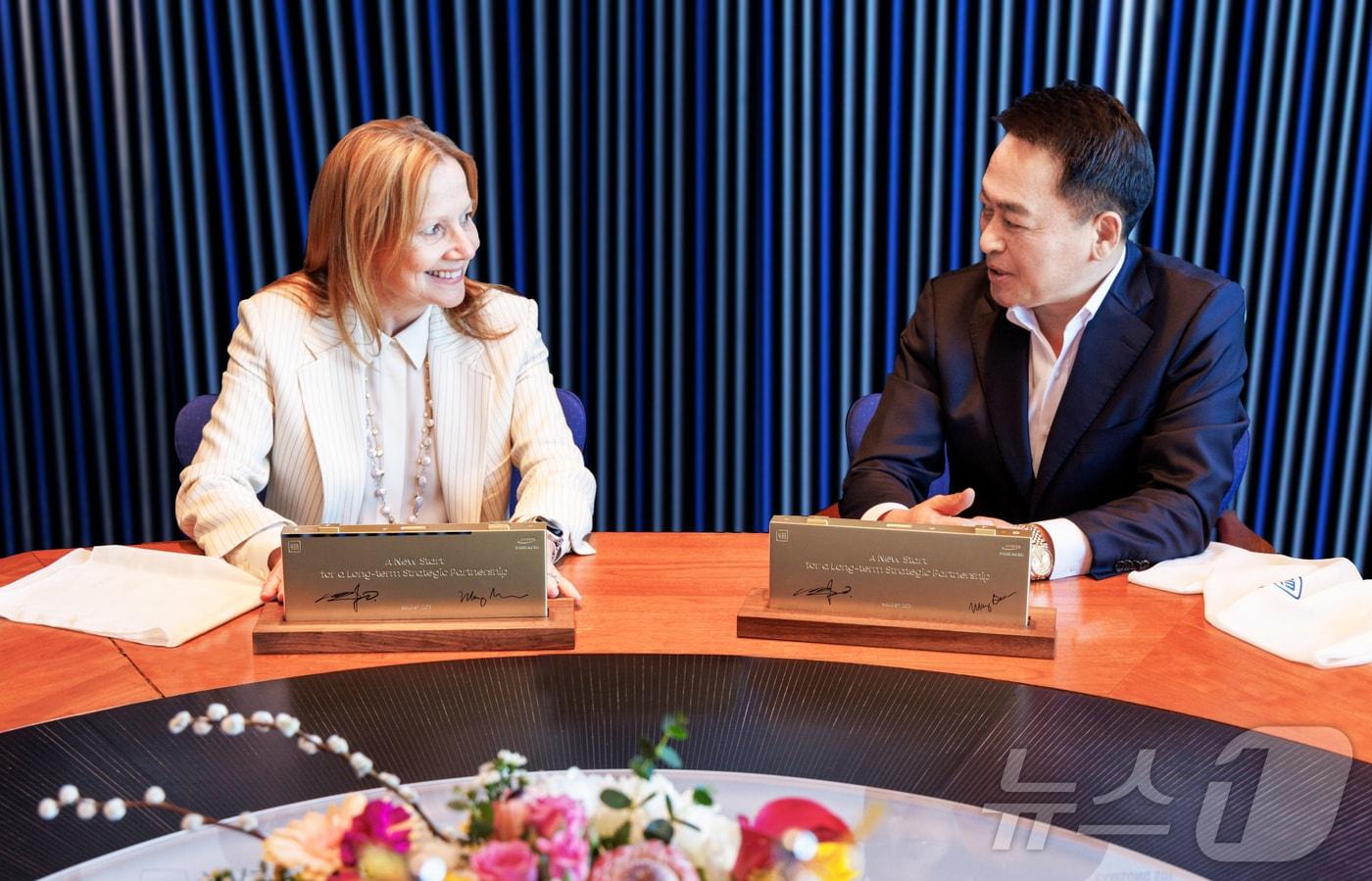 최윤호 삼성SDI 대표이사 사장(오른쪽)과 메리 바라 GM 회장이 지난해 3월 합작법인 설립을 위한 업무협약(MOU)을 체결하고 있다.(삼성SDI 제공)