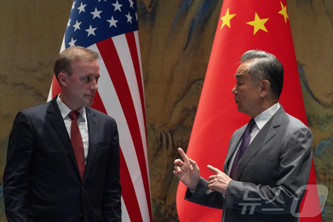 제이크 설리번 백악관 국가안보보좌관이 27일(현지시간) 베이징 근교 휴양지인 옌치후에서 왕이 중국 외교부장과 회담에 앞서 대화를 하고 있다. 2024.08.28 ⓒ 로이터=뉴스1 ⓒ News1 우동명 기자