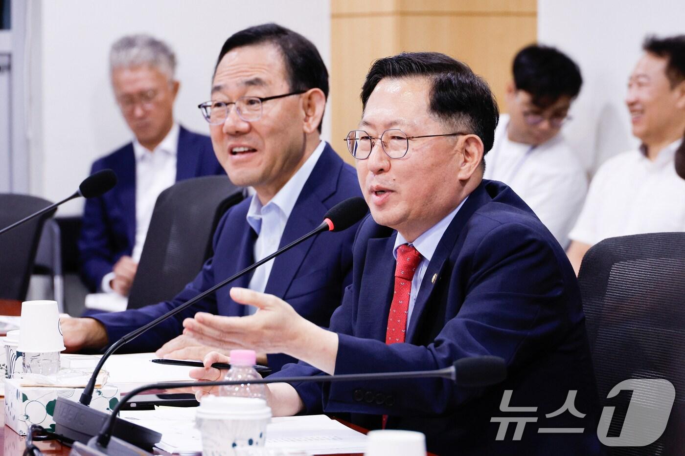본문 이미지 - 유용원 국민의힘 의원이 28일 오전 서울 여의도 국회의원회관에서 열린 국회무궁화포럼 제1회 조찬강연 토론회 '원자력 강국의 길과 우리의 과제'에서 참석자 소개를 하고 있다. 2024.8.28/뉴스1 ⓒ News1 안은나 기자