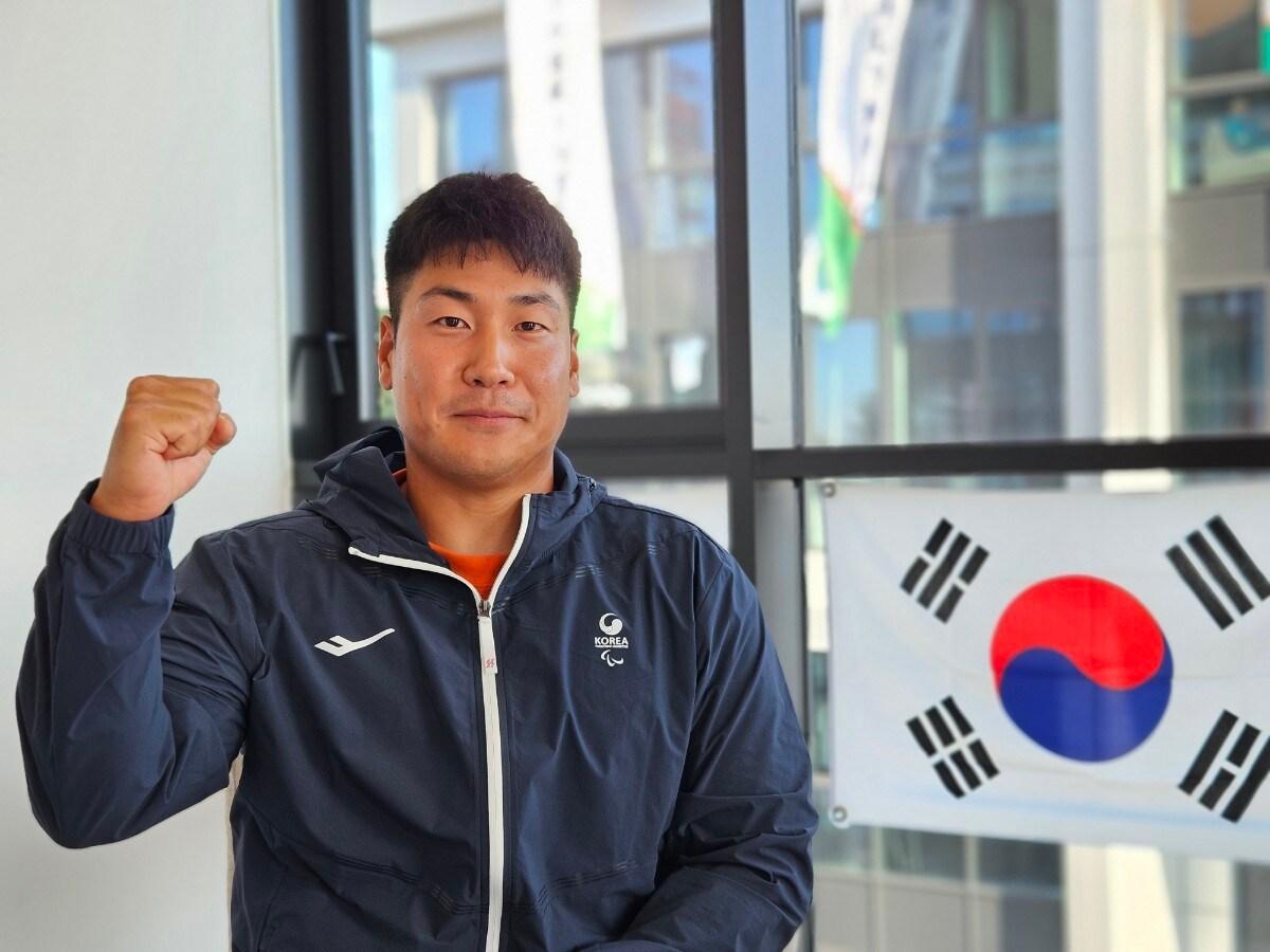 본문 이미지 - 2024 파리 패럴림픽 한국 선수단 기수를 맡은 최용범. (대한장애인체육회 제공)