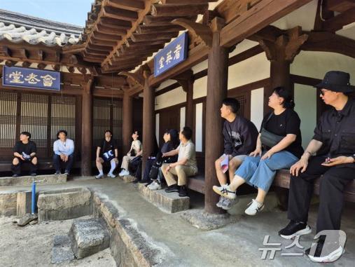 본문 이미지 - 동래전통건축 코스 참가자들이 현장을 둘러보고 건축물에서 휴식을 취하고 있다(부산시청 제공)