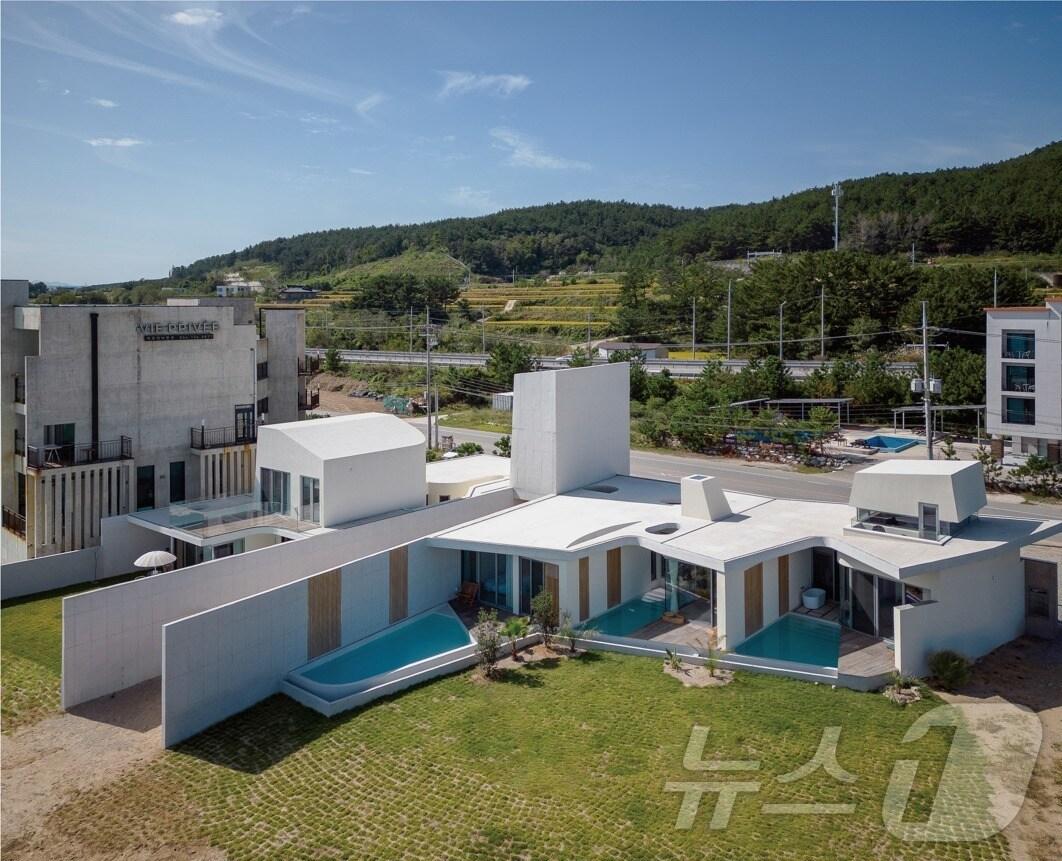 본문 이미지 - ‘2024 경북 건축문화상'에서 대상을 수상한 영덕군 병곡면 '스테이 로오우' 펜션.ⓒ News1 김대벽기자