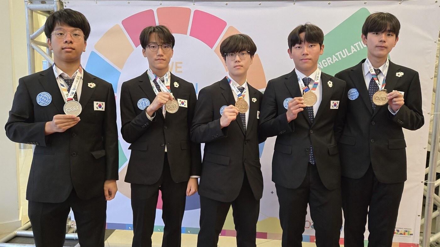 본문 이미지 - 왼쪽부터 최건, 김환, 김성환, 송민규, 김동건 학생. (과학기술정보통신부 제공)