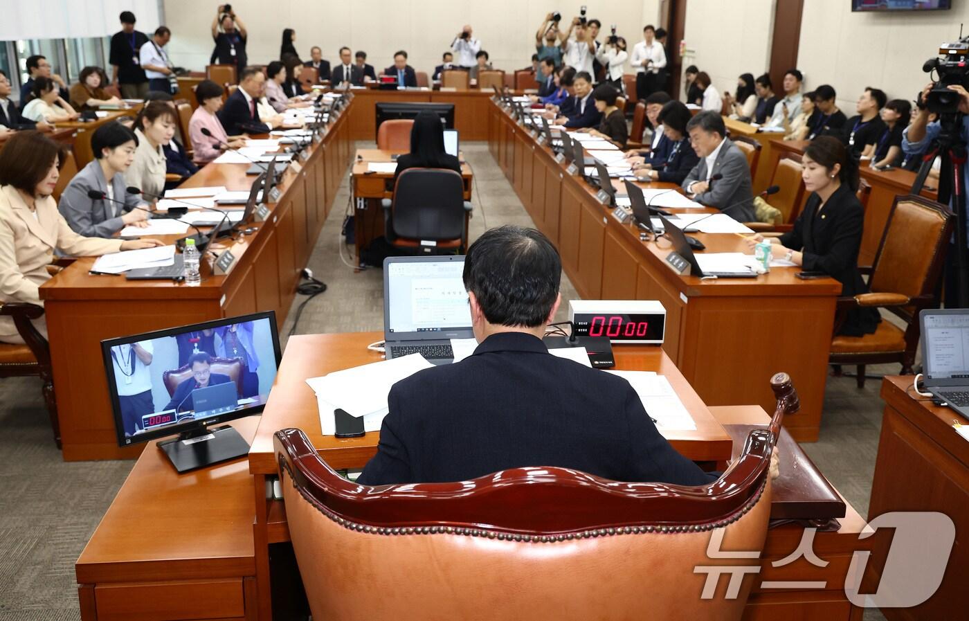 박주민 보건복지위원장이 28일 오전 서울 여의도 국회에서 열린 보건복지위원회 전체회의에서 진료지원(PA) 간호사의 의료 행위를 법으로 보호하는 것을 골자로 하는 간호법 제정안을 통과시키고 있다. 2024.8.28/뉴스1 ⓒ News1 김민지 기자