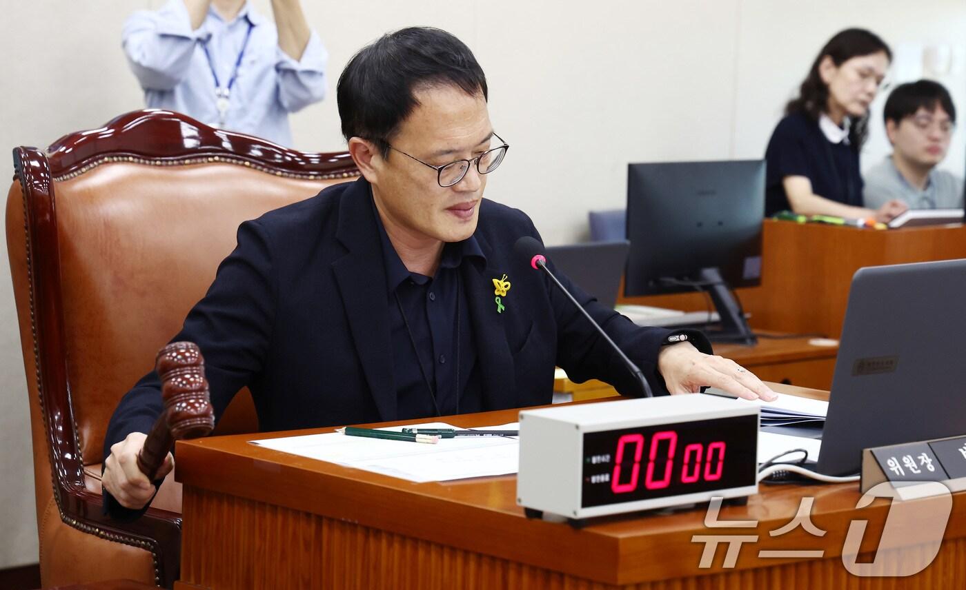 본문 이미지 - 박주민 보건복지위원장이 28일 오전 서울 여의도 국회에서 열린 보건복지위원회 전체회의에서 진료지원(PA) 간호사의 의료 행위를 법으로 보호하는 것을 골자로 하는 간호법 제정안을 통과시키고 있다. 2024.8.28/뉴스1 ⓒ News1 김민지 기자