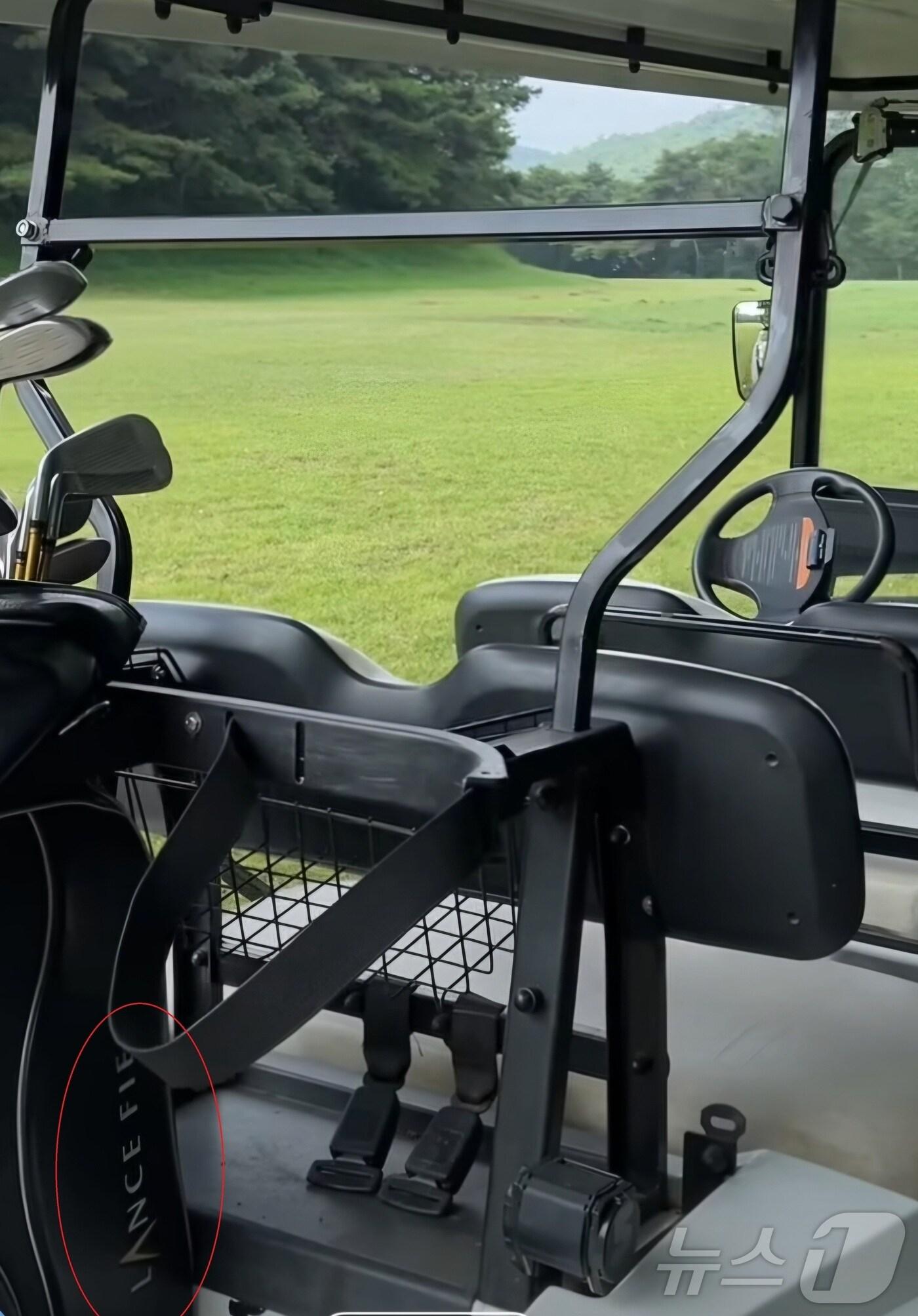 본문 이미지 - 비카 인스타그램 계정 갈무리.골프채 가방에 'Lance Field'라고 적혀있다.