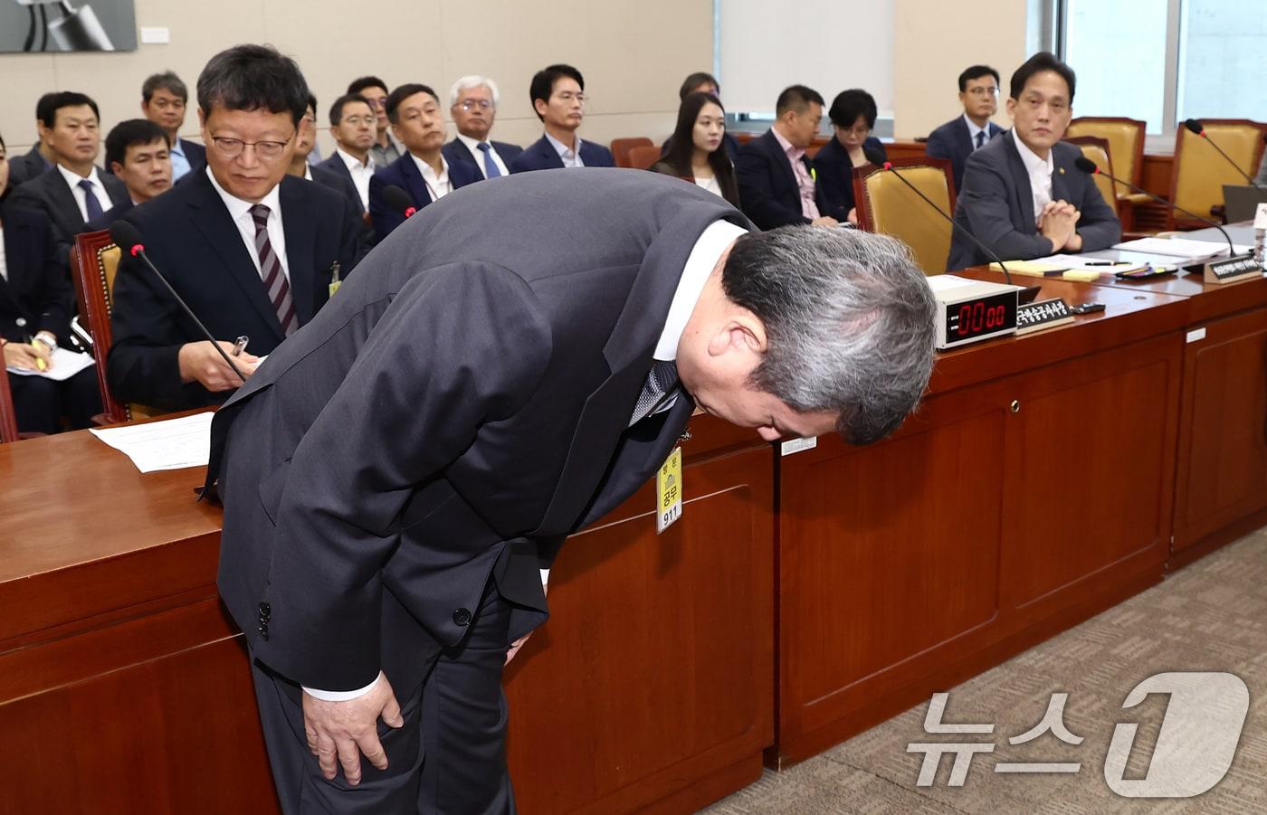 본문 이미지 - 박민 한국방송공사사장이 28일 오전 서울 여의도 국회에서 열린 과학기술정보방송통신위원회 전체회의에 출석해 인사하고 있다.  2024.8.28/뉴스1 ⓒ News1 김민지 기자
