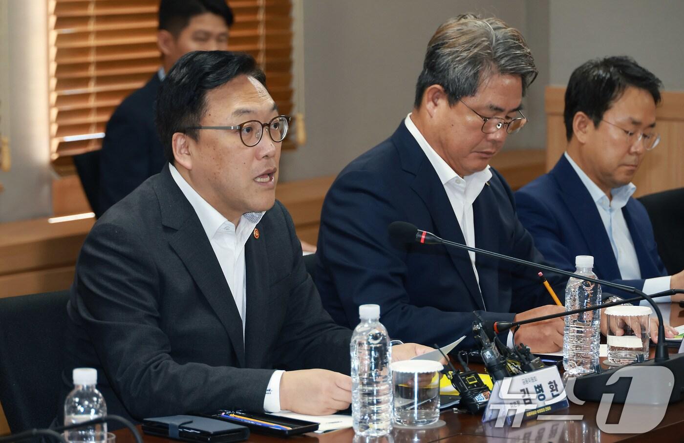 김병환 금융위원장이 지난달 28일 오전 서울 여의도 보험개발원에서 10개 보험사 CEO, 생명보험협회, 손해보험협회, 화재보험협회, 보험개발원 관계자 등과 간담회를 하고 있다. (금융위원회 제공) 2024.8.28/뉴스1