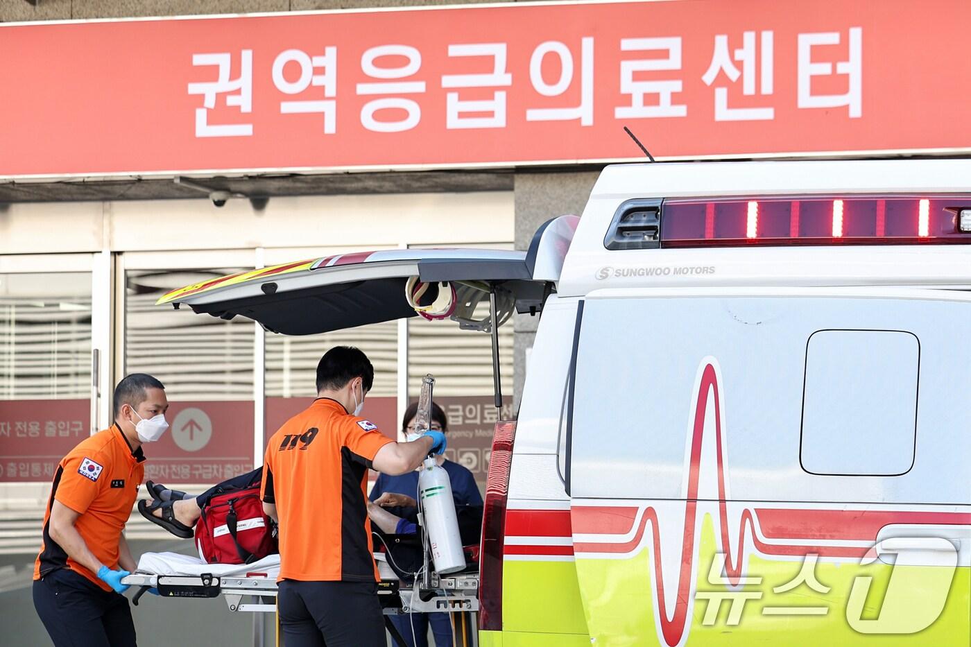 본문 이미지 - 이대목동병원 응급의학과 전문의들이 다음 달부터 매주 48시간 응급실 문을 닫는 방안을 논의 중인 것으로 알려졌다. 응급실 폐쇄가 현실화될 경우 서울 대형병원 중 처음이며, 지역 내 최종 치료를 담당하는 권역응급의료센터로는 충북대병원에 이어 두 번째다. 28일 서울 양천구 이대목동병원 응급의료센터로 환자가 이송되고 있다. 2024.8.28/뉴스1 ⓒ News1 민경석 기자