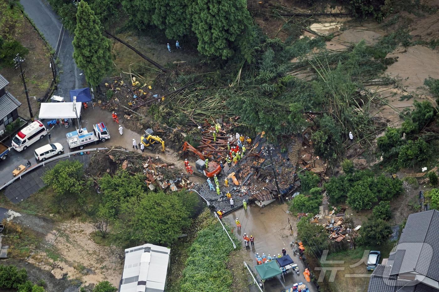 28일 일본 열도를 관통 중인 제10호 태풍 '산산'의 여파로 아이치현 가마고리시에서 산사태가 발생해 일가족 5명이 매몰됐다. 2024.08.28/ ⓒ 로이터=뉴스1 ⓒ News1 박재하 기자