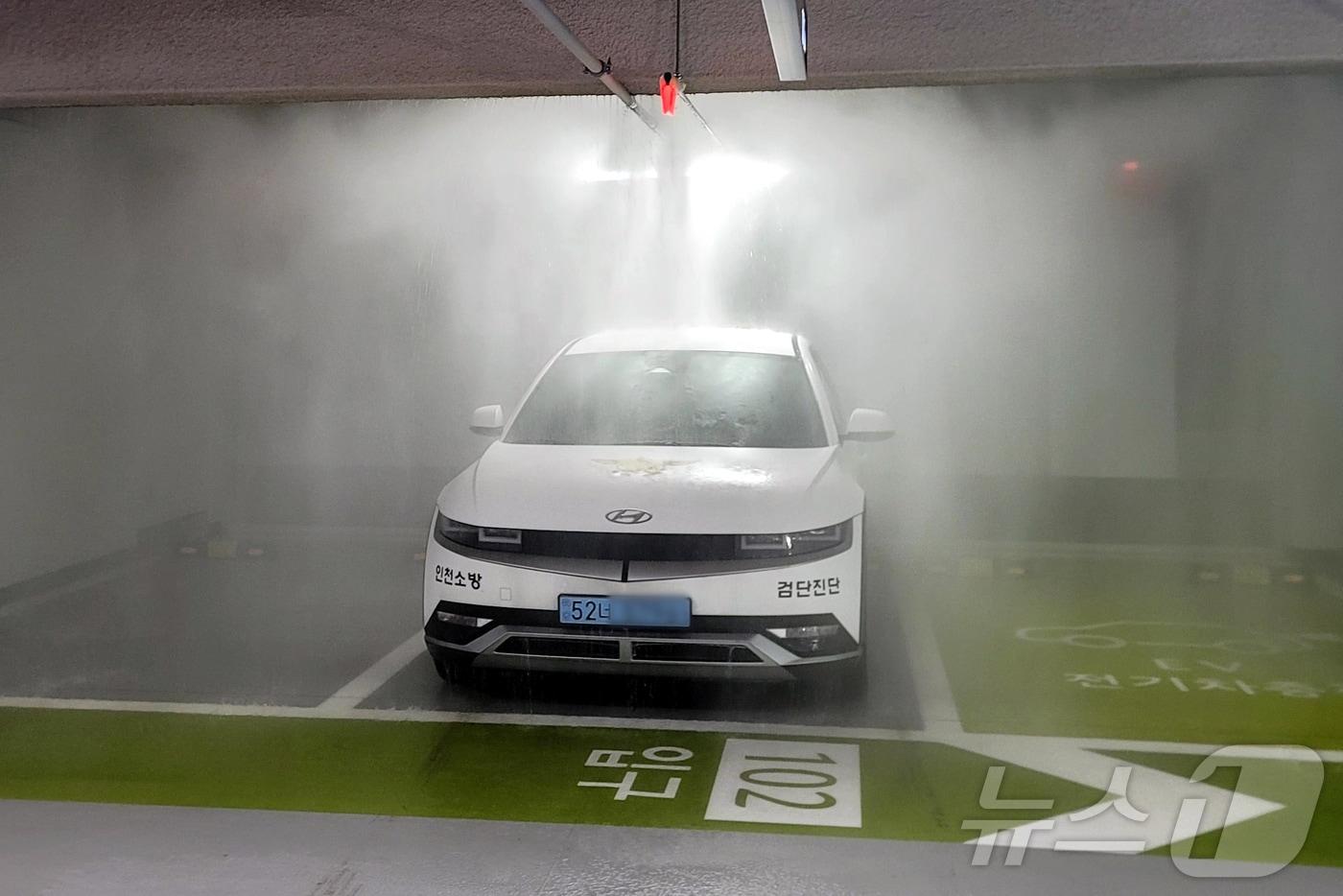 인천소방본부가 28일 오전 인천 서구의 한 아파트 지하주차장 스프링클러 등 소화장비를 점검했다. 사진은 스프링클러에서 방수된 물이 전기차량을 적시고 있는 모습.(인천소방본부 제공) ⓒ News1 이시명 기자