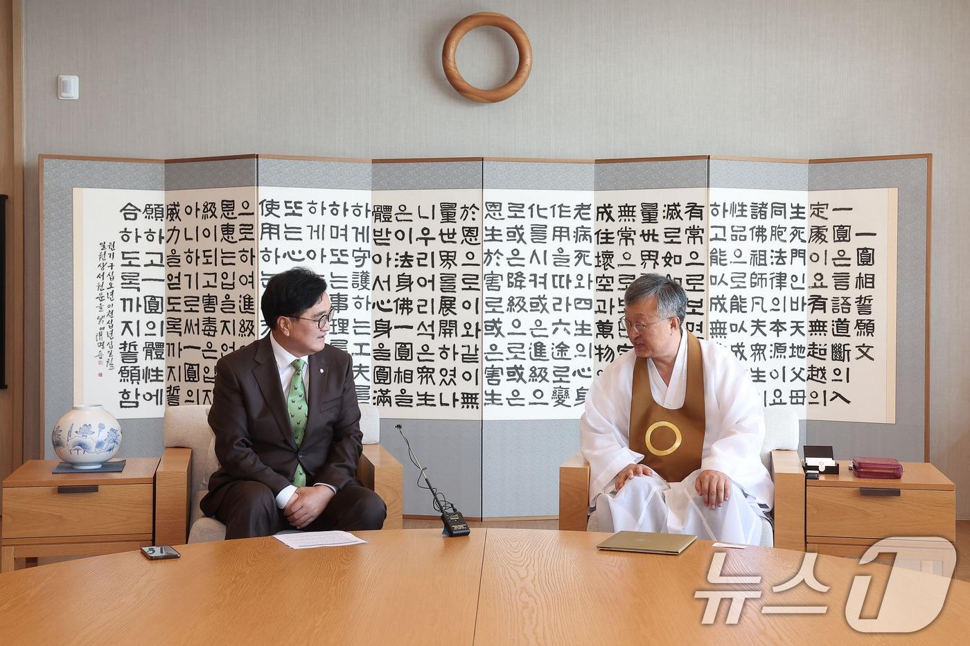우원식 국회의장이 지난해 8월 28일 오전 서울 동작구 원불교 소태산기념관을 찾아 나상호 교정원장을 예방하고 있다. &#40;국회의장실 제공&#41; 2024.8.28/뉴스1