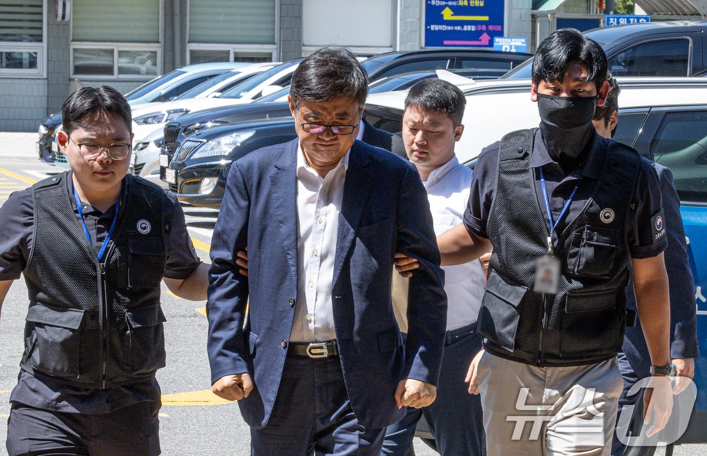 본문 이미지 - 사망자 23명이 발생한 '화성 아리셀 공장 화재'와 관련해 박순관 아리셀 대표와 아들 박중언 총괄본부장이 지난 2024년 8월28일 구속 전 피의자 심문(영장실질심사)을 마친 후 대기 장소인 경기도 수원시 영통구 수원남부경찰서 유치장으로 들어서고 있다. 2024.8.28 ⓒ 뉴스1 이재명 기자