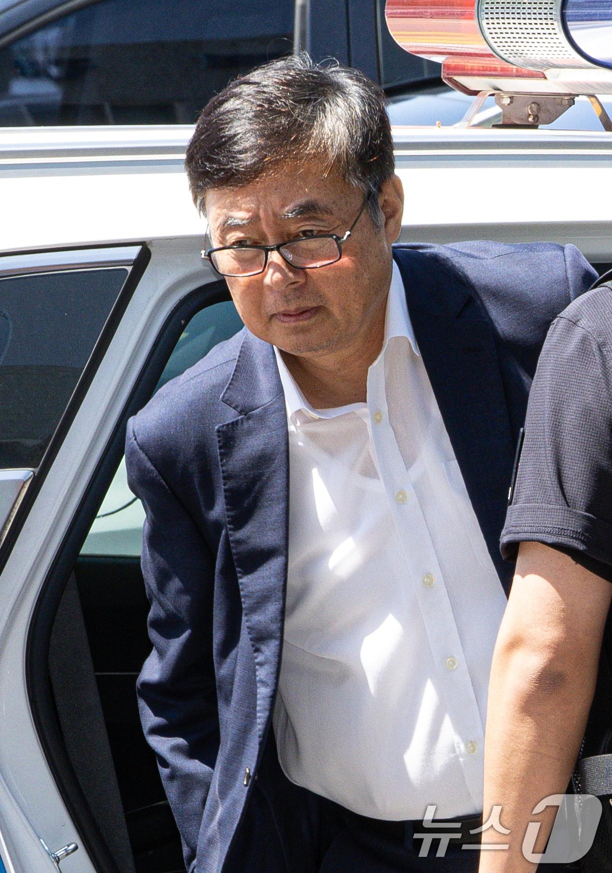 본문 이미지 - 사망자 23명이 발생한 '화성 아리셀 공장 화재'와 관련해 박순관 아리셀 대표가 28일 구속 전 피의자 심문(영장실질심사)을 마친 후 대기 장소인 경기도 수원시 영통구 수원남부경찰서 유치장으로 들어서고 있다. 2024.8.28/뉴스1 ⓒ News1 이재명 기자