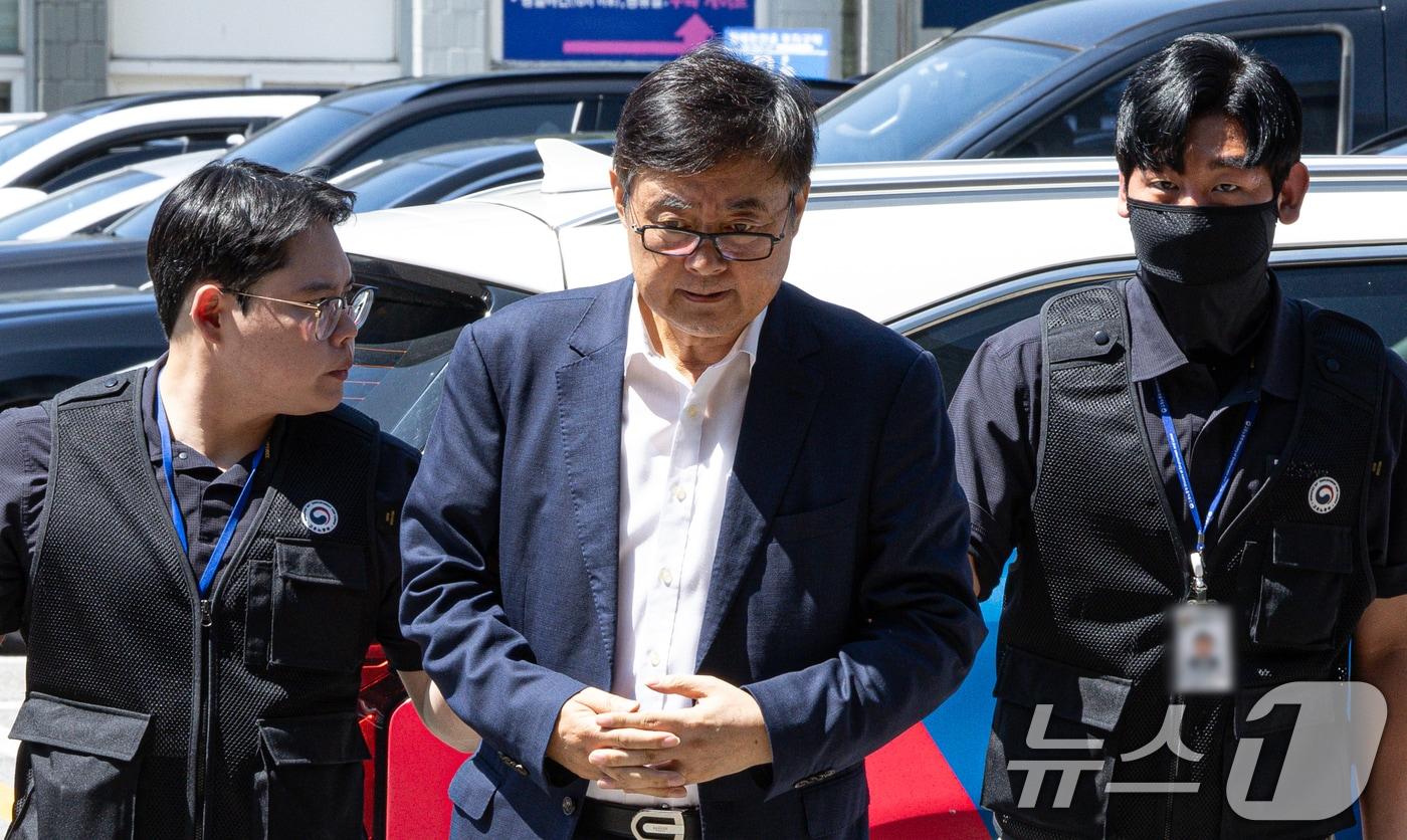 사망자 23명이 발생한 '화성 아리셀 공장 화재'와 관련해 박순관 아리셀 대표가 28일 구속 전 피의자 심문(영장실질심사)을 마친 후 대기 장소인 경기도 수원시 영통구 수원남부경찰서 유치장으로 들어서고 있다. 2024.8.28/뉴스1 ⓒ News1 이재명 기자