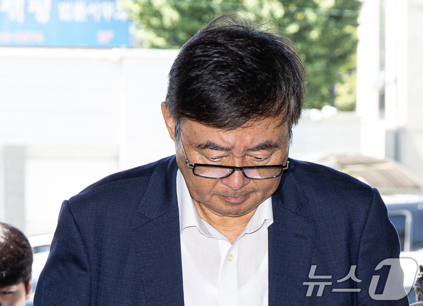 본문 이미지 - 사망자 23명이 발생한 &#39;화성 아리셀 공장 화재&#39;와 관련해 박순관 아리셀 대표가 28일 구속 전 피의자 심문&#40;영장실질심사&#41;을 마친 후 대기 장소인 경기도 수원시 영통구 수원남부경찰서 유치장으로 들어서고 있다. 2024.8.28/뉴스1 ⓒ News1 이재명 기자