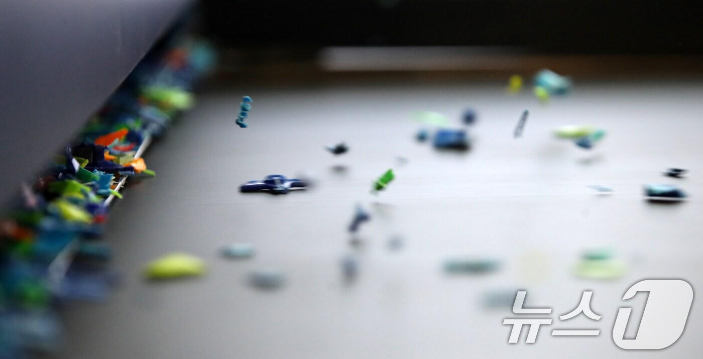 본문 이미지 - 경기 고양시 킨텍스에서 열린 폐기물자원순환산업전&친환경·미래소재 2024 차세대 분체산업전에서 초분광 기반 플라스틱 선별 AI 솔루션 기기가 플라스틱을 선별하고 있다. ⓒ News1 이승배 기자