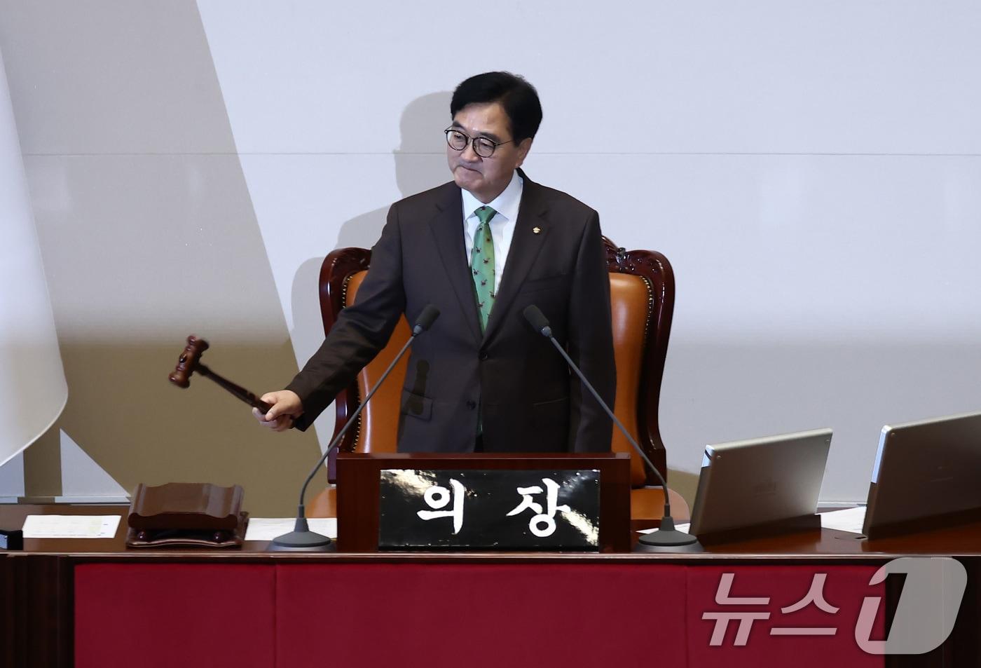 우원식 국회의장이 28일 오후 서울 여의도 국회에서 열린 제417회국회(임시회) 제2차 본회의에서 개의를 알리며 의사봉을 두드리고 있다. 2024.8.28/뉴스1 ⓒ News1 김민지 기자