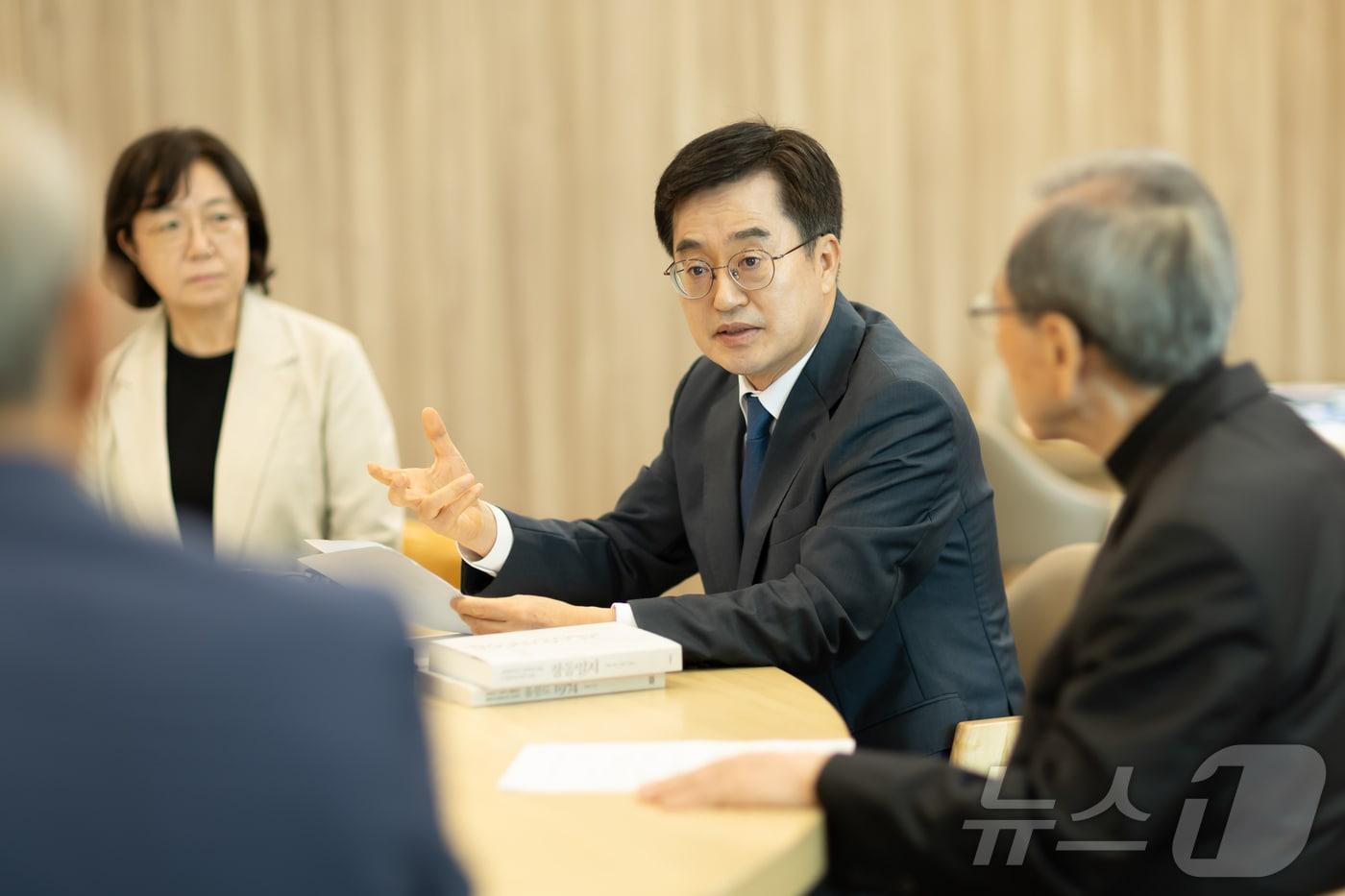 본문 이미지 - 왼쪽부터 이화영 소장, 김동연 지사, 함세웅신부(경기도 제공)