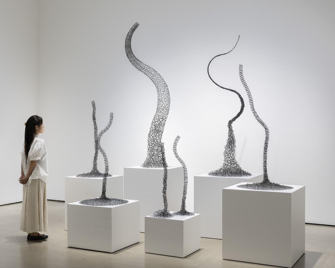 본문 이미지 - [갤러리현대] 존 배 《운명의 조우》 전시 전경 . 작품은 존 배의 2024년 신작이다.