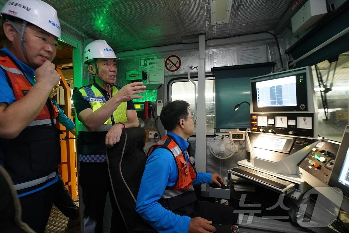 본문 이미지 -  28일 충남 계룡역에서 한문희 코레일 사장&#40;뒤쪽 두번째&#41;이 선로 유지보수 기계 작업 현장을 점검하고 있다. &#40;코레일 제공&#41;/뉴스1