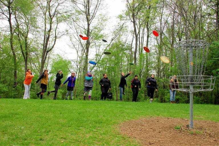 본문 이미지 - 디스크 골프는 전통적인 골프와 비슷하지만 플라잉 디스크를 던져 바구니에 넣는 방식으로, 자연 속에서 여유롭게 즐길 수 있는 대중적인 레저 스포츠이다. 2024.08.27/&lt;출처: ULTIWORLD DISC GOLF홈페이지&gt;