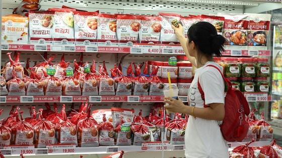 본문 이미지 - 서울의 한 대형마트에서 한 시민이 대상의 김치를 고르는 모습. 2024.8.28/뉴스1 ⓒ News1 신웅수 기자