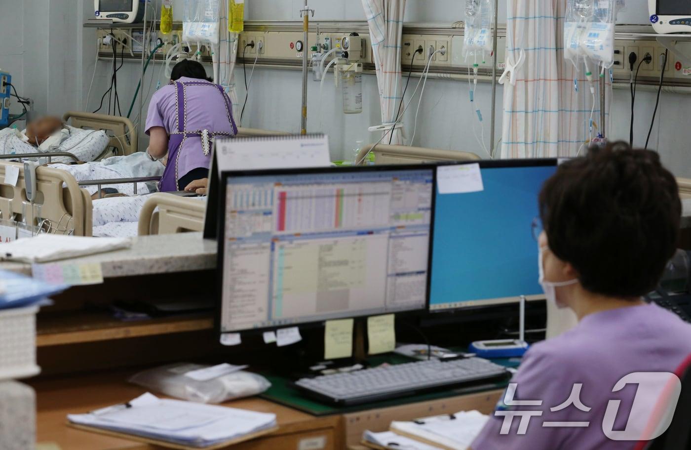 본문 이미지 - PA(진료지원) 간호사의 의료 행위를 법으로 보호하는 안을 골자로하는 간호법이 여야 합의로 국회 본회의를 통과한 가운데 28일 대전 중구의 한 병원에서 간호사들이 환자를 돌보고 있다. 2024.8.28/뉴스1 ⓒ News1 김기태 기자