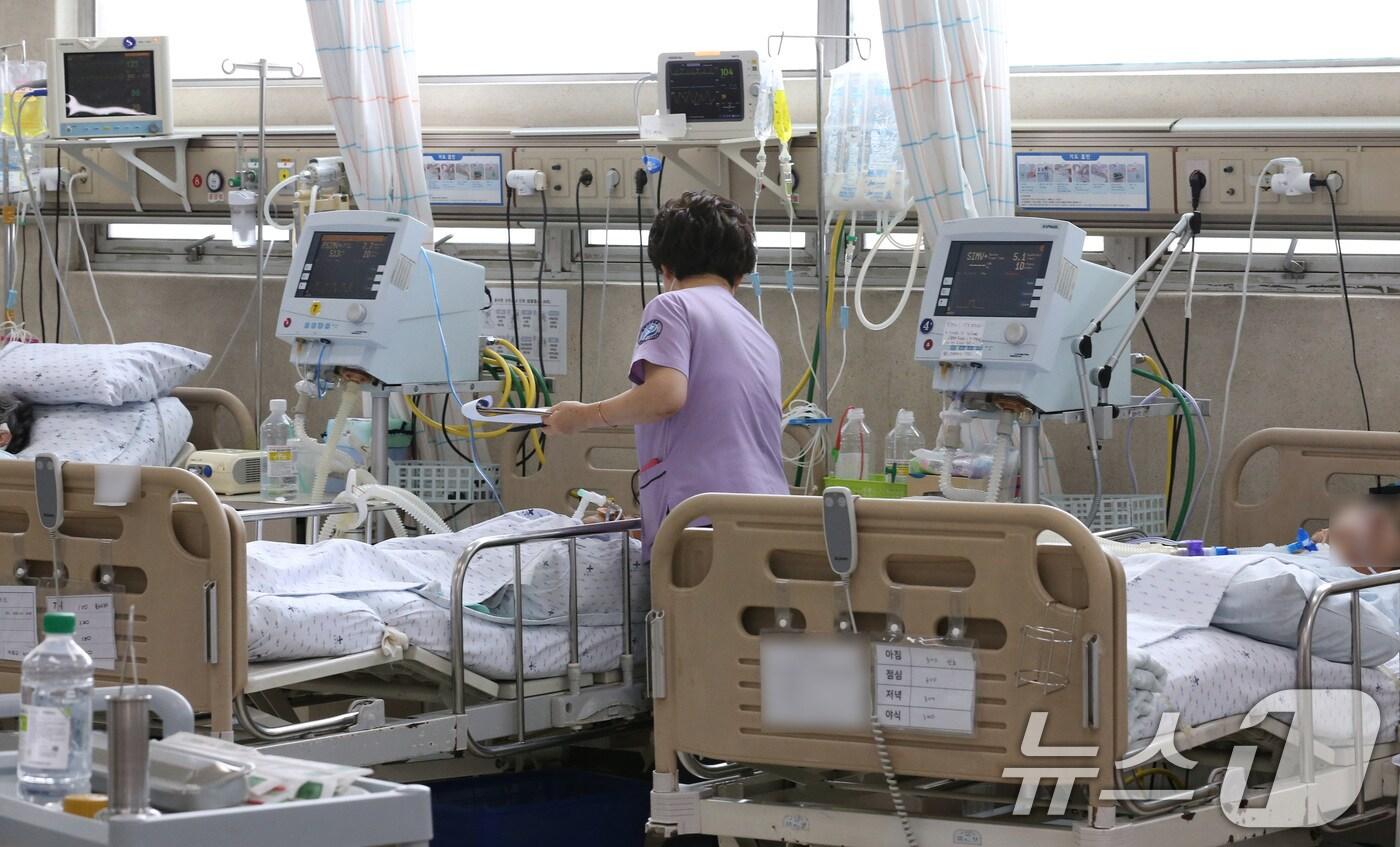 본문 이미지 - 지난해 8월 28일 PA(진료지원) 간호사의 의료 행위를 법으로 보호하는 안을 골자로하는 간호법이 여야 합의로 국회 본회의를 통과한 가운데 28일 대전 중구의 한 병원에서 간호사들이 환자를 돌보고 있다. /뉴스1 ⓒ News1 김기태 기자