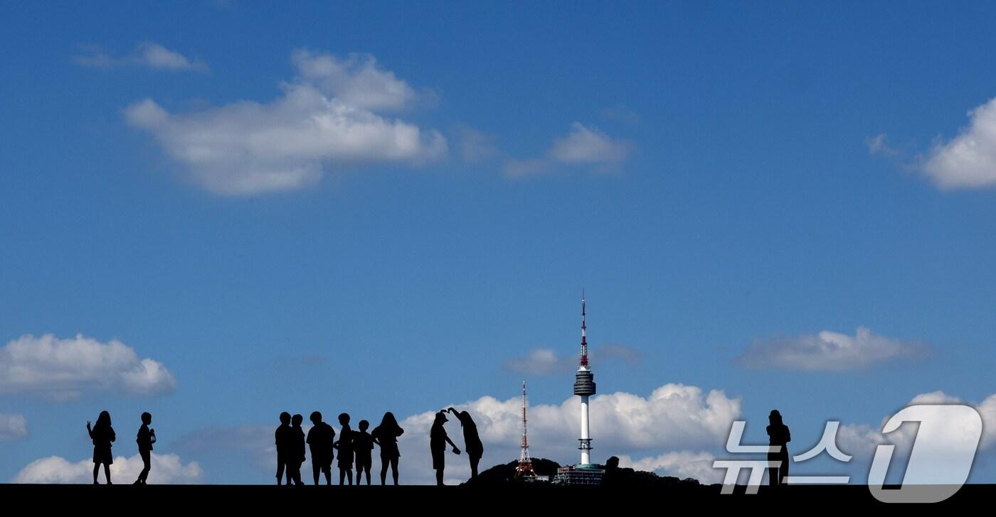 맑은 날씨를 보인 28일 오후 서울 용산구 국립중앙박물관에서 바라본 하늘이 푸른 모습을 보이고 있다. 2024.8.28/뉴스1 ⓒ News1 장수영 기자