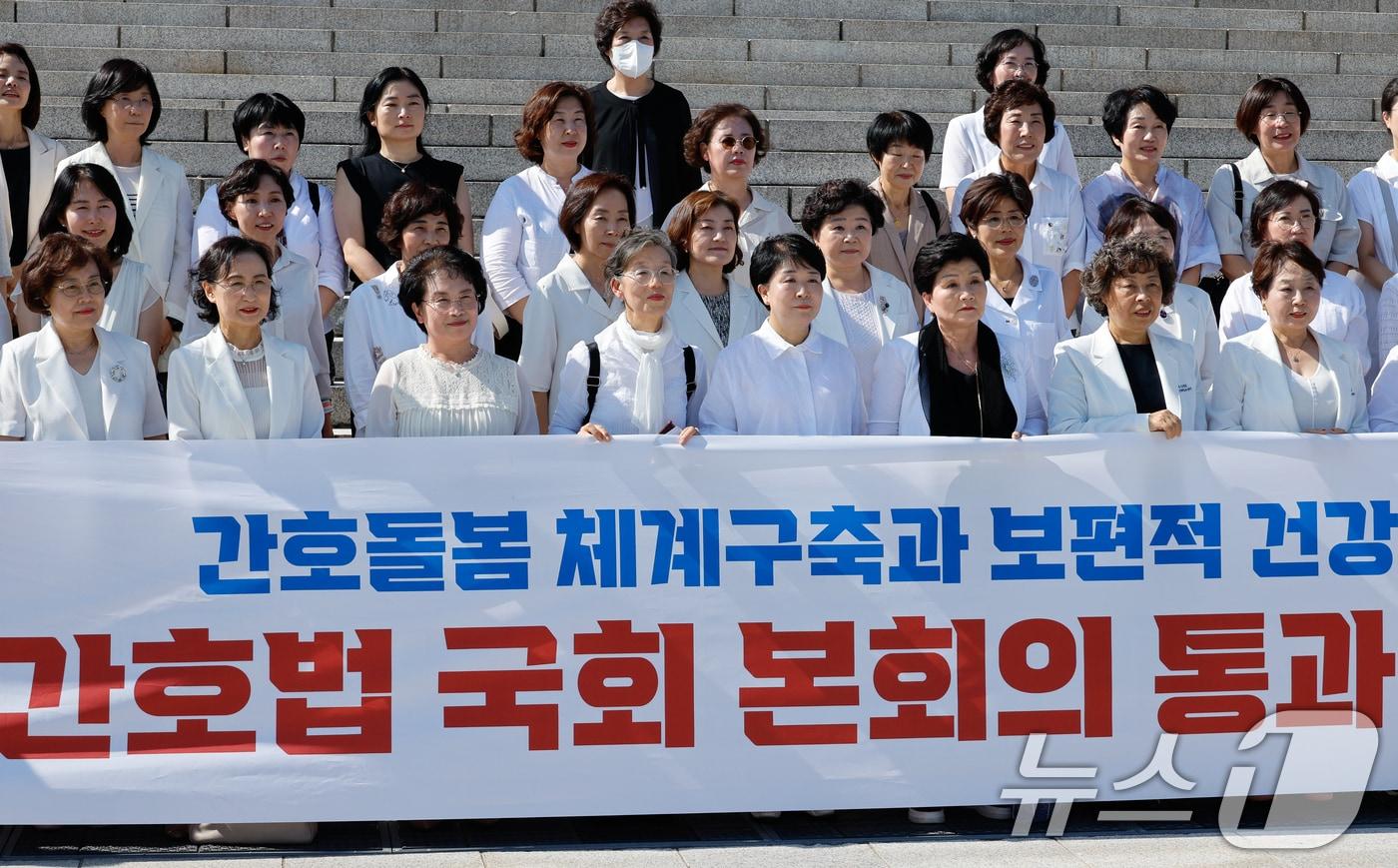 본문 이미지 - 대한간호협회 소속 간호사들이 28일 오후 서울 여의도 국회 본청 앞 계단에서 본회의 간호법 통과를 방청한 뒤 기념 촬영을 하고 있다. 2024.8.28/뉴스1 ⓒ News1 안은나 기자
