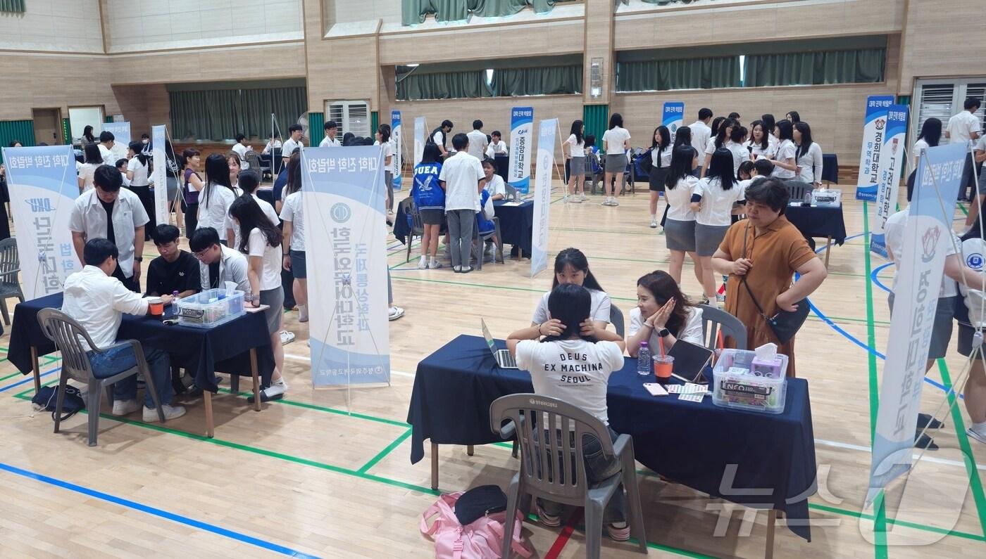 본문 이미지 - 청주외국어고등학교는 28일 '2024 청주외고 대학 진학 박람회'를 개최했다.(충북교육청 제공)/뉴스1