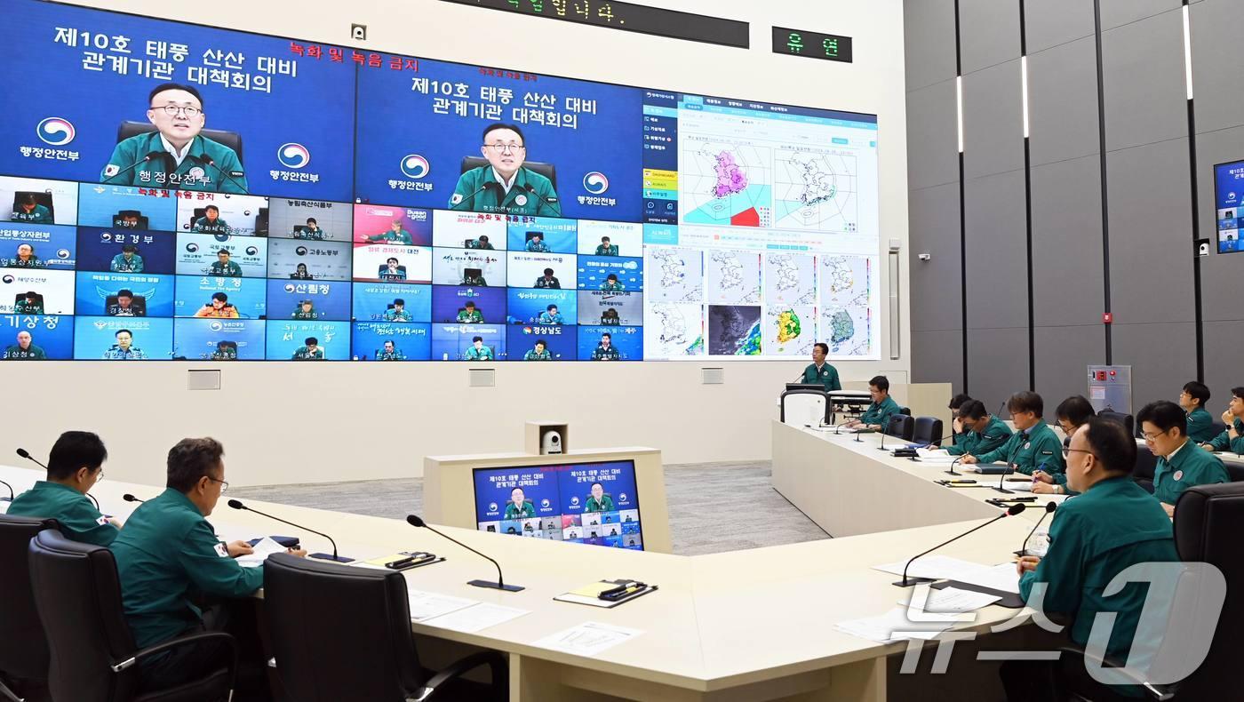 본문 이미지 - 이한경 행정안전부 재난안전관리본부장이 정부세종청사 중앙재난안전상황실에서 열린 제10호 태풍 '산산' 대비 관계기관 대책회의를 주재하고 있다. (행정안전부 제공) 2024.8.28/뉴스1