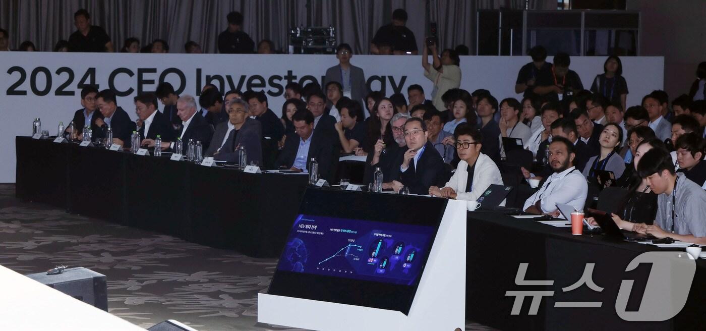 본문 이미지 - 28일 서울 영등포구 콘래드 서울 호텔에서 열린 '2024 현대차 CEO 인베스터 데이'에서 참석자들이 장재훈 현대자동차 사장의 발표를 경청하고 있다. (공동취재) 2024.8.28/뉴스1 ⓒ News1 이동해 기자