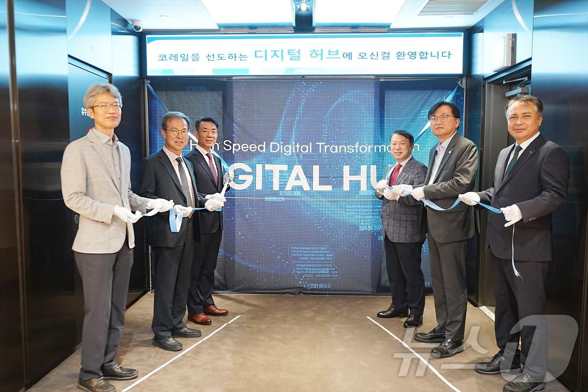 본문 이미지 - 왼쪽부터 장인권 한국과학기술원 모빌리티대학원학과장, 방승찬 한국전자통신연구원장, 한문희 코레일 사장, 권세호 코레일 상임감사위원, 조준희 한국소프트웨어산업협회장, 정정래 코레일 부사장(코레일 제공)/뉴스1