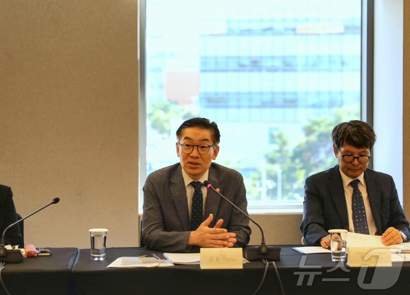 본문 이미지 - 김완기 특허청장(좌측)이 간담회를 진행하고 있다.(특허청 제공)/뉴스1