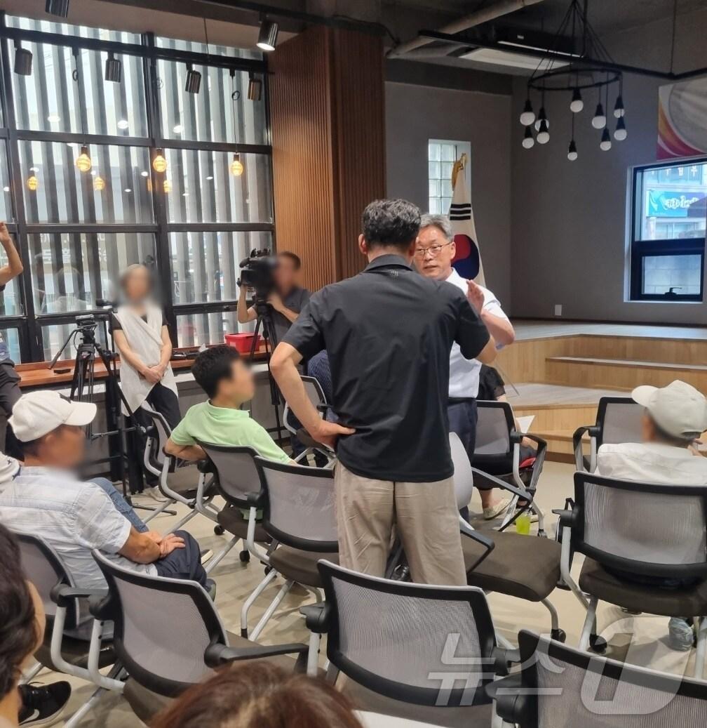 본문 이미지 - 28일 강원 동해시 송정생활문화센터에서 열린 '해군 작전헬기장 계획 백지화 촉구 동해시민회의'에 참석한 한 시민이 이창수 동해시의원에게 항의하고 있다. 2024.8.28/뉴스1