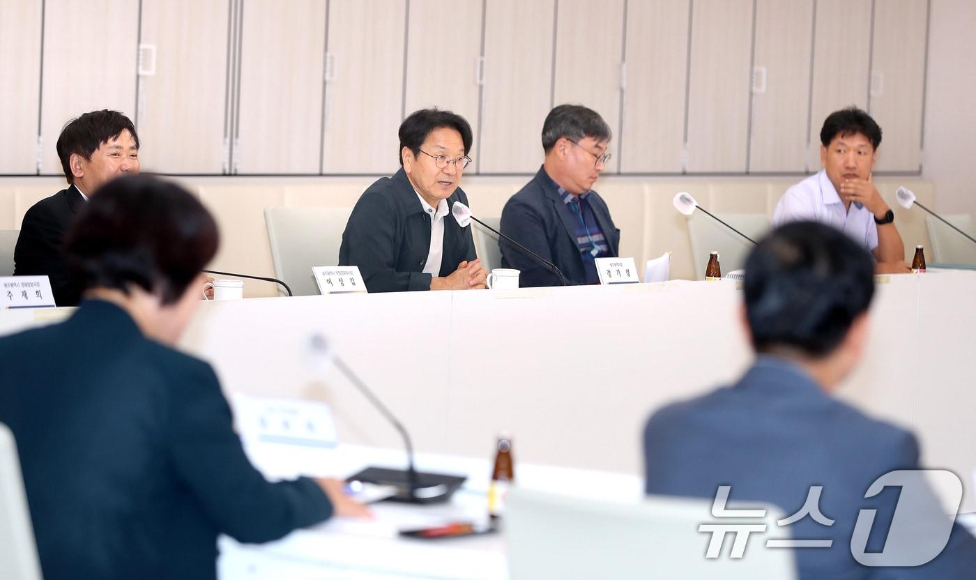 강기정 광주시장이 28일 오후 광주시청 3층 중회의실에서 열린 ‘상권영향평가 연구용역 착수 보고회’에서 소상공인 단체 관계자들의 의견을 청취하고 있다. (광주시 제공) 2024.8.28/뉴스1 