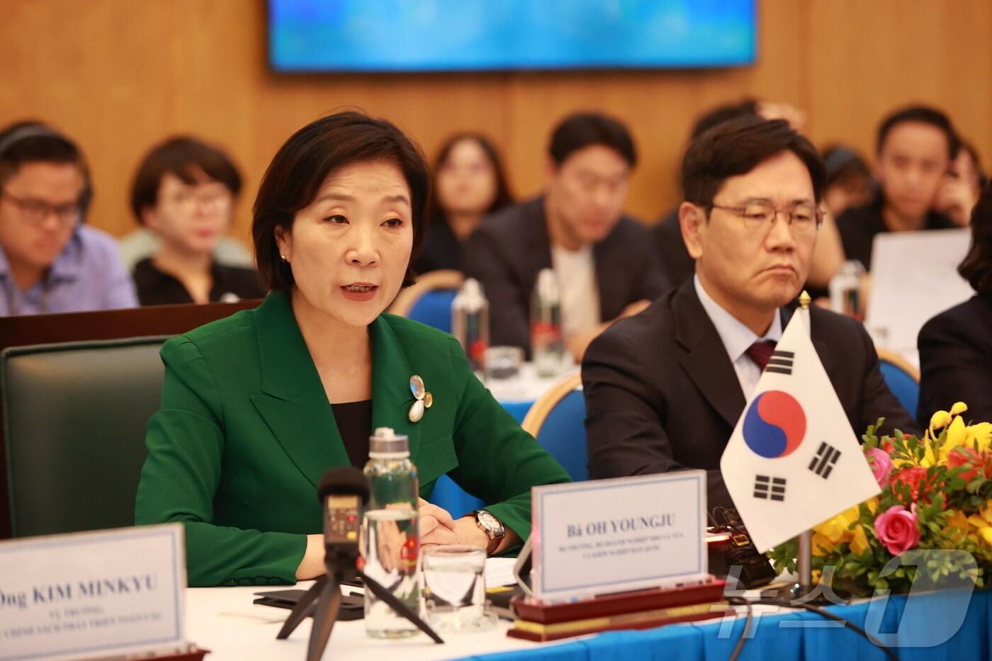 본문 이미지 - 오영주 중소벤처기업부 장관이 28일 베트남 하노이에서 열린 '제1차 한-베 중소벤처 위원회를 개최했다. (중기부 제공)
