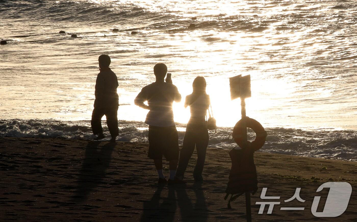 노을 지는 제주시 이호해수욕장.ⓒ News1 DB