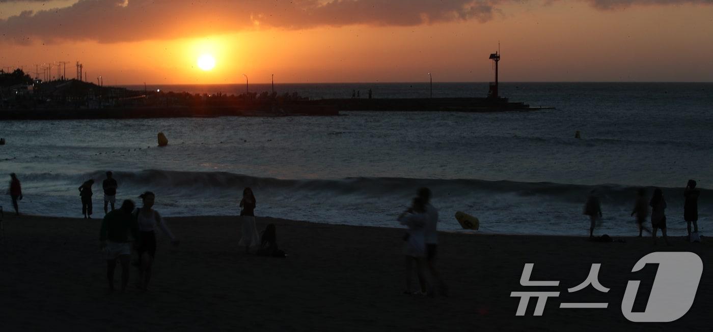 제주시 이호해수욕장에서 도민과 관광객들이 더위를 쫓고 있다.2024.8.28/뉴스1 