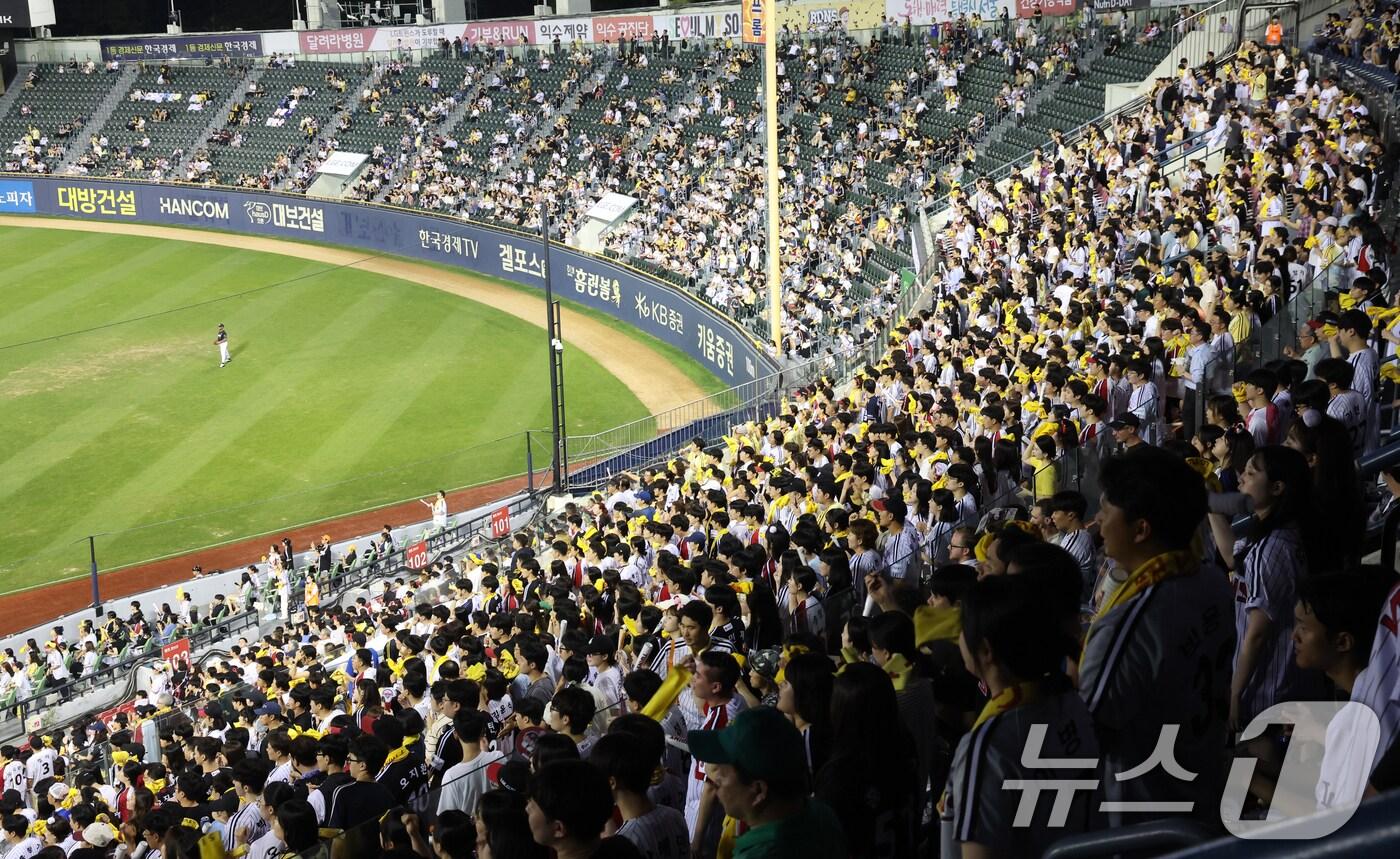서울 송파구 잠실야구장에서 열린 '2024 신한 SOL 뱅크 KBO리그' KT위즈와 LG 트윈스의 경기에서 야구팬들이 응원을 하고 있다. /뉴스1 ⓒ News1 김명섭 기자