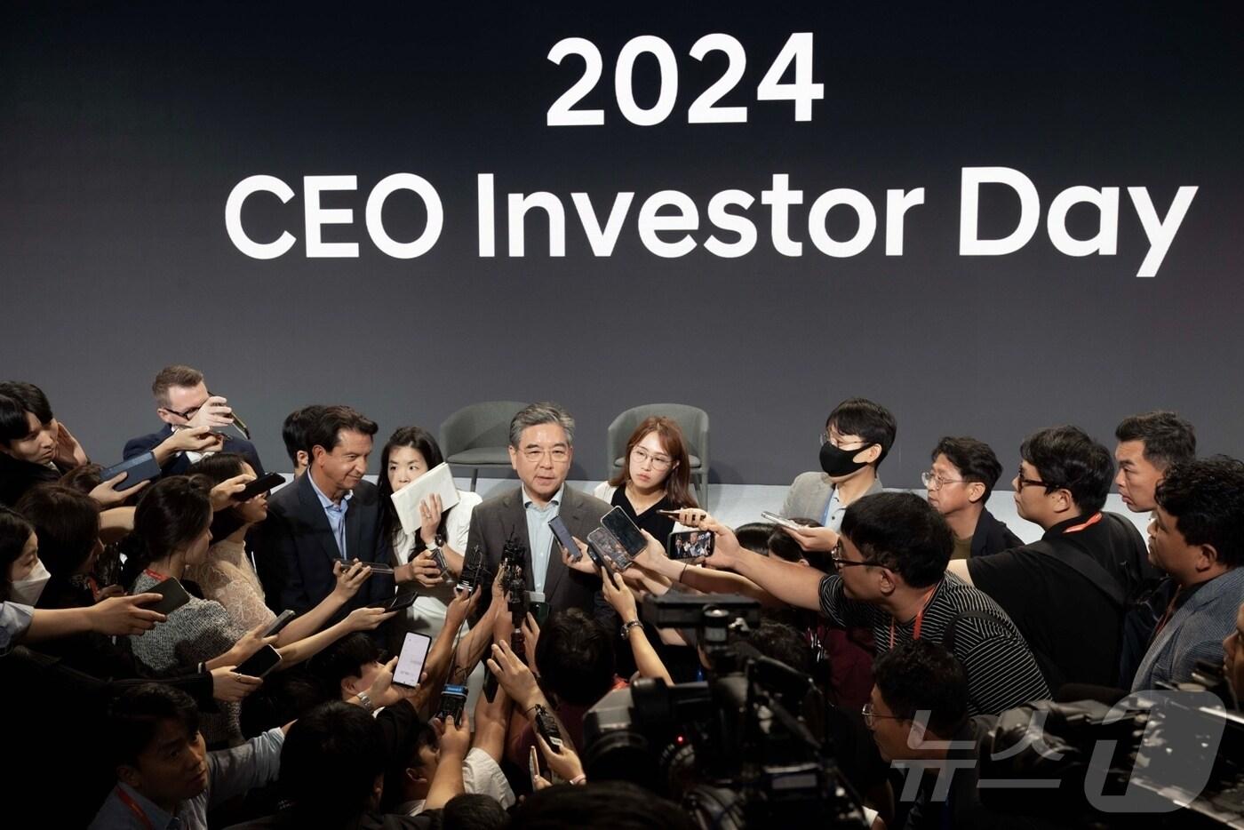 본문 이미지 -  장재훈 현대차 대표이사 사장이 28일 오후 서울 여의도 콘래드 호텔에서 'CEO 인베스터 데이' 직후 기자들과 만나 인터뷰하는 모습,(현대차 제공)